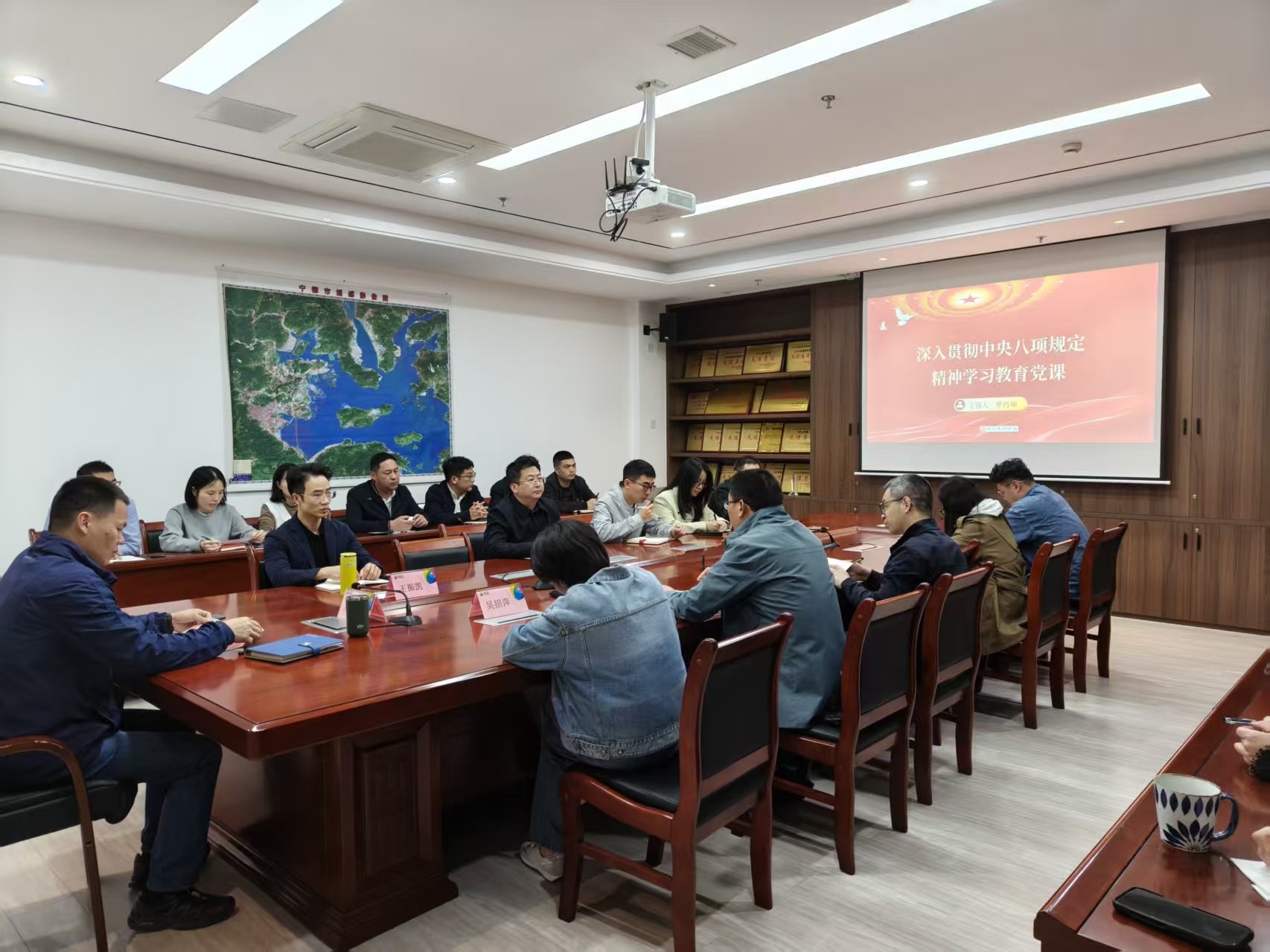 市ag亚娱物流集团党支部开展“深入贯彻中央八项规定精神学习教育”专题党课学习.jpg
